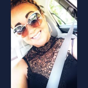 Meet your Posher, Danatha